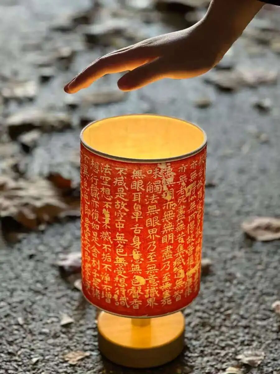 把唐代石刻的温柔，藏进一盏会发光的 “心经” 里