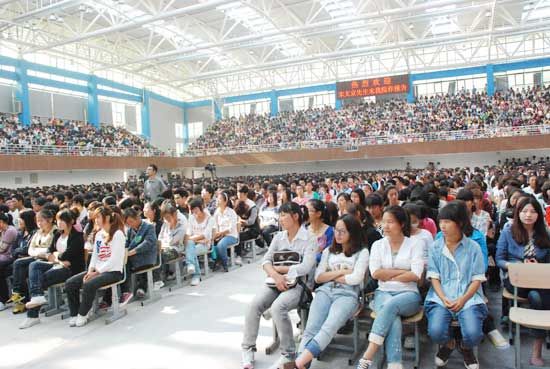 黄海学子认真听讲报告会