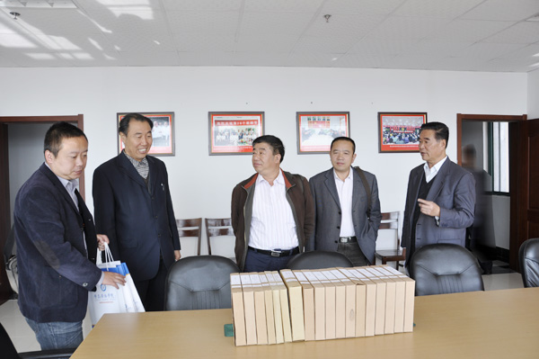 与会领导参观开元官网党员活动室