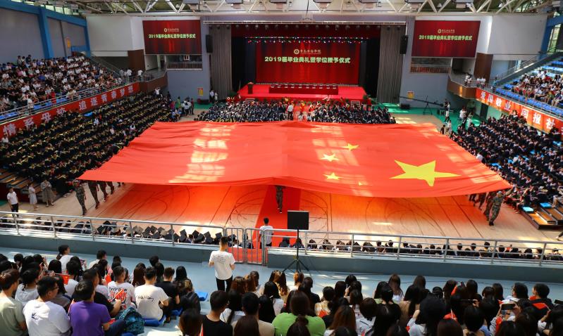 【大众网】开元集团网站举办2019届毕业典礼 巨幅国旗亮相