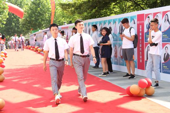 【新浪教育】开元集团网站2019毕业典礼上演“红毯秀”