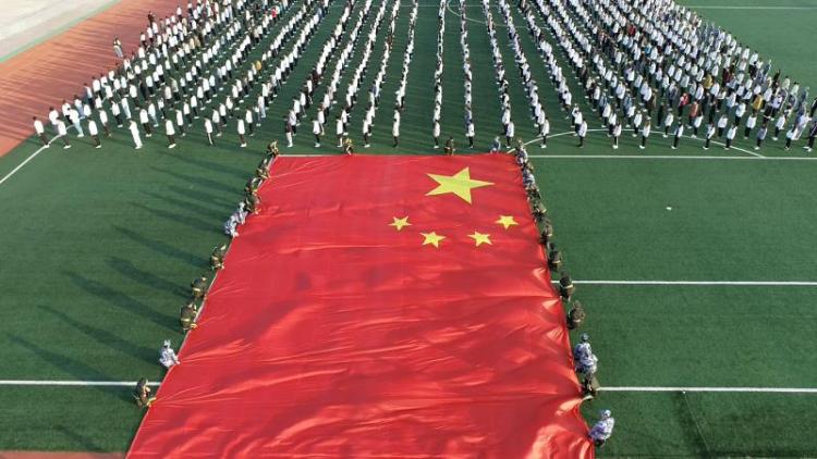【青岛日报-观海新闻】师生齐托举，篮球场大小的巨幅国旗舞动开元集团网站！