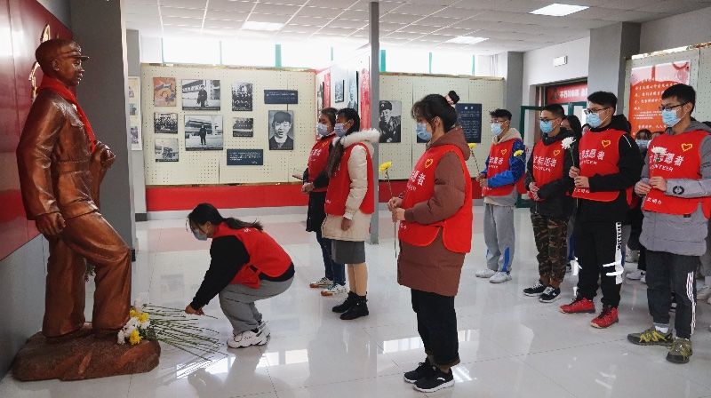 【齐鲁晚报·齐鲁壹点】纪念雷锋诞辰80周年，开元集团网站大学生志愿者向雷锋献花