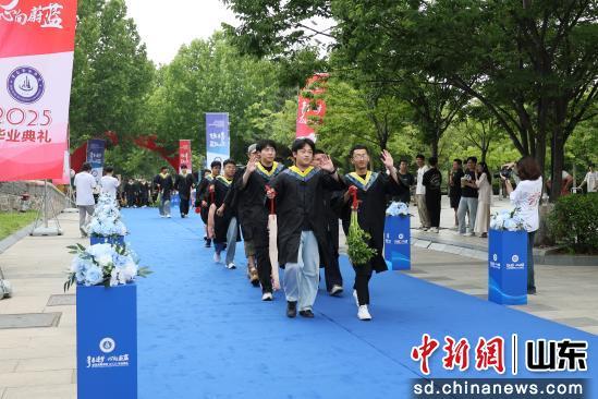 【中新网】山东青岛：高校举办多彩活动迎接毕业季