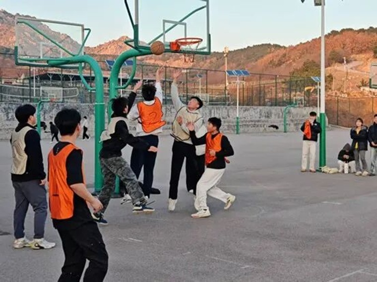 信息科学与工程学院首届“信工杯”3v3篮球赛激情落幕