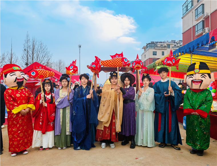 黄海学子化身“汉服NPC”,助力社区糖球会